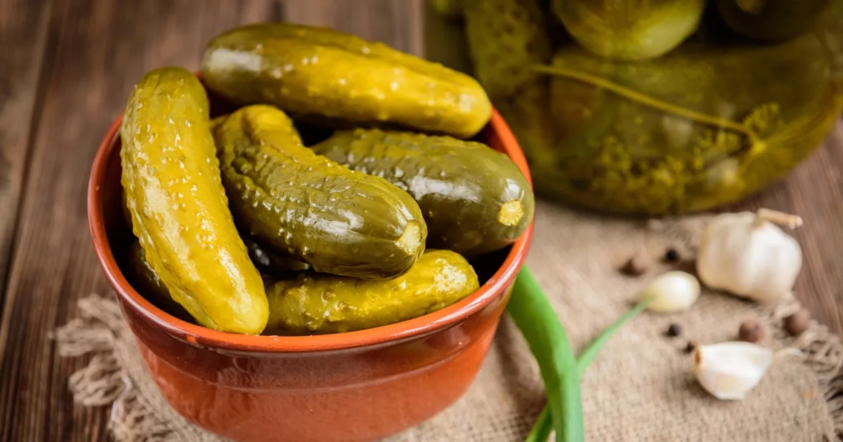 Ogórki kiszone na co pomagają? Odkryj ich zdrowotne właściwości