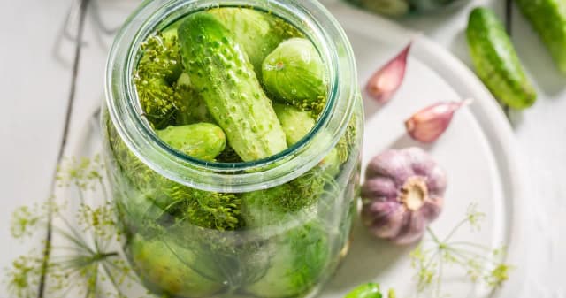 Czy ogórki do kiszenia trzeba moczyć, aby były chrupiące i smaczne?